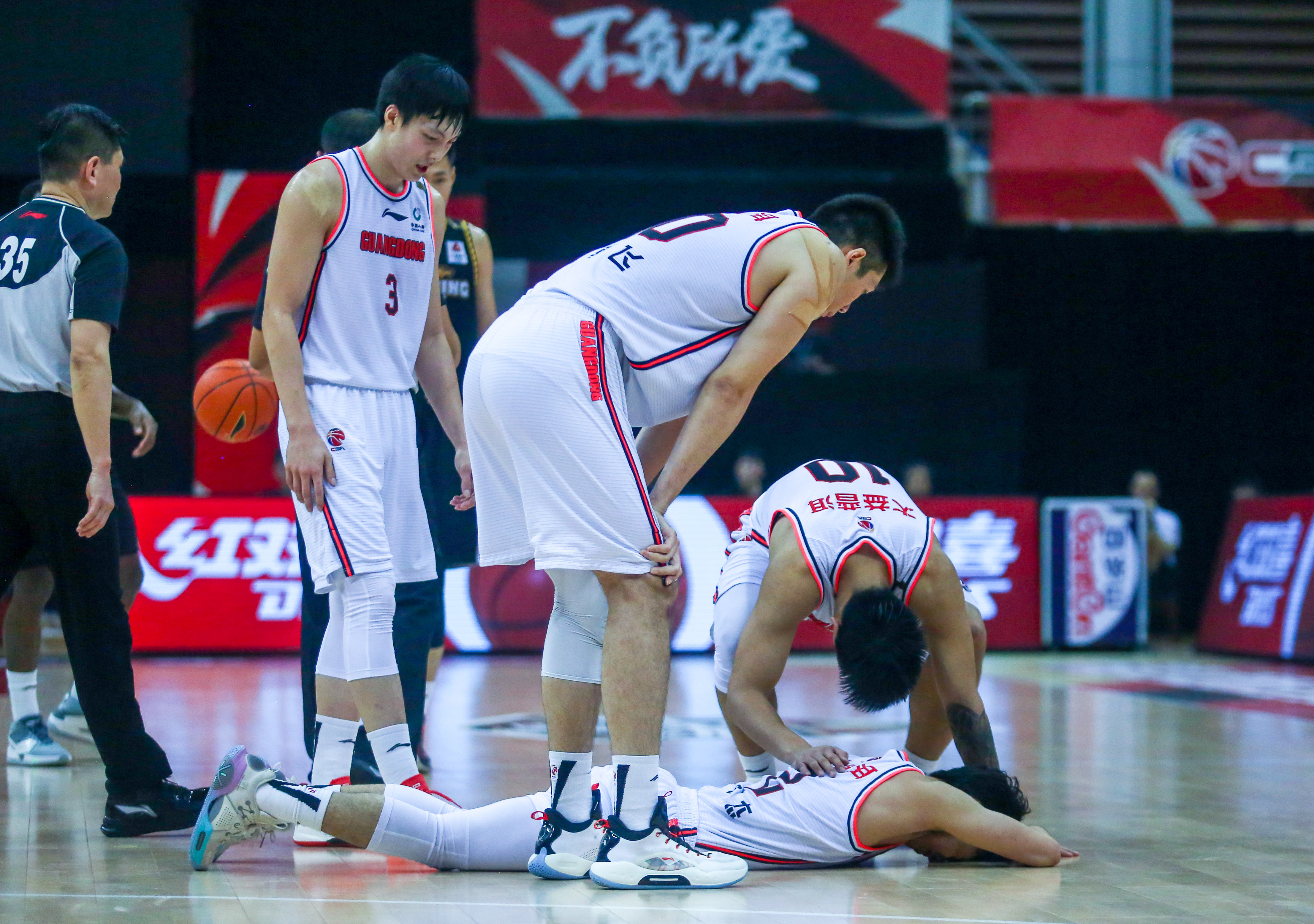 包含东部豪强:猛龙队继续领跑,战胜快船队的词条 包含东部豪强:猛龙队继续领跑,战胜快船队的词条