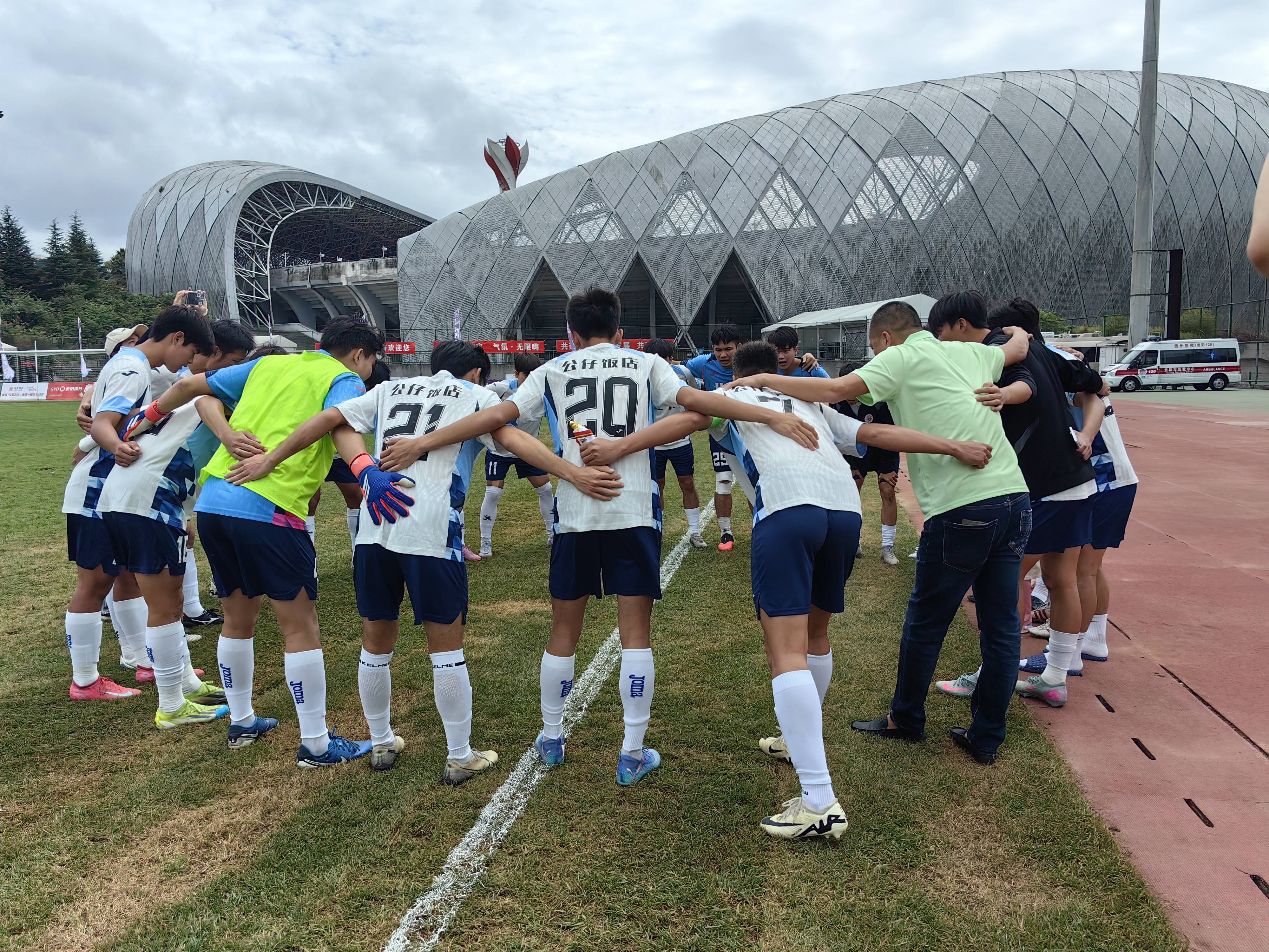 足球比赛如战争，需全力以赴谋胜利