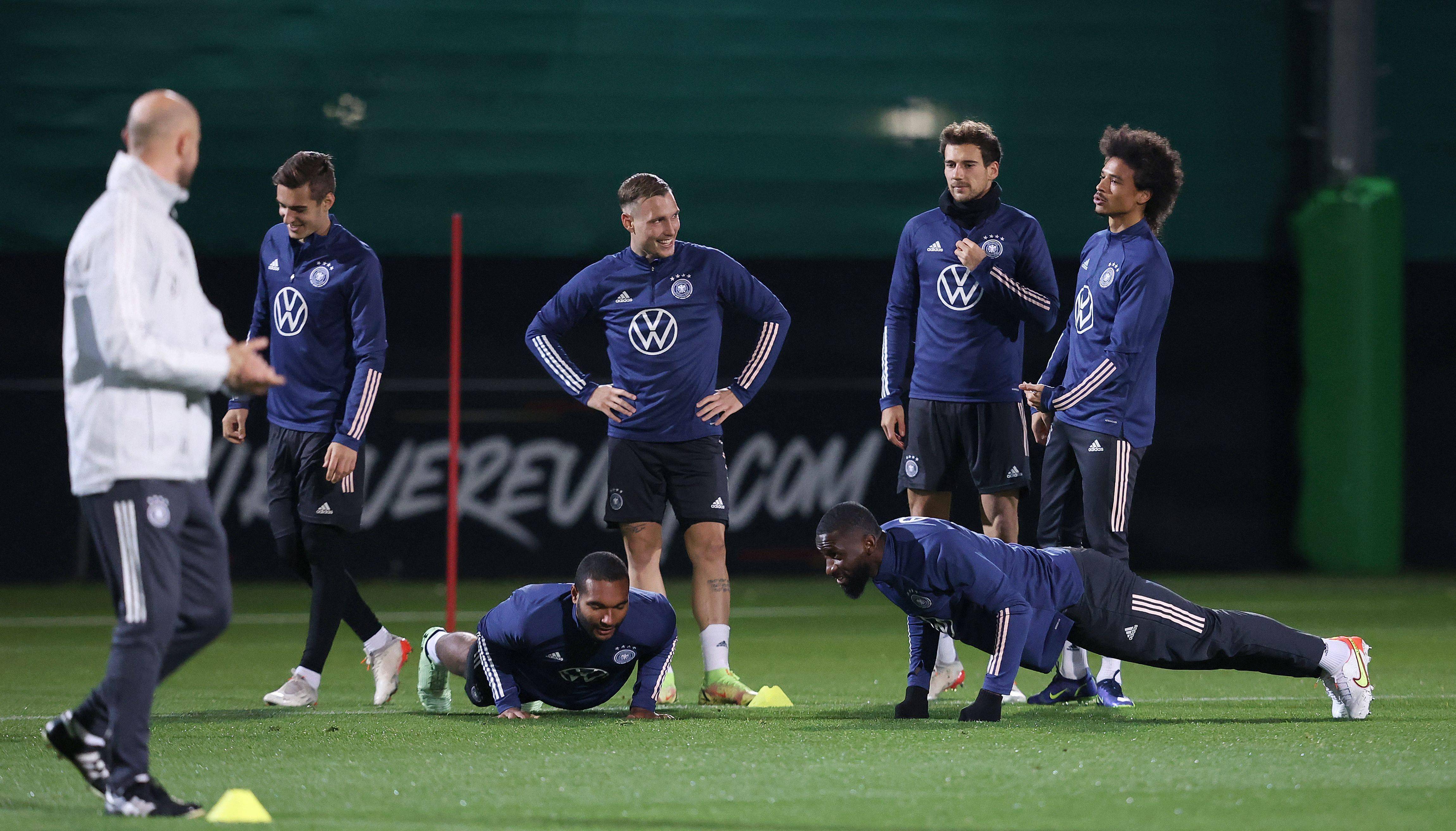 包含沃尔夫斯堡教练组全力备战明年比赛的词条