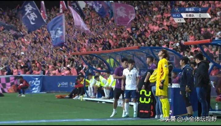 半决赛热门被淘汰,冷门球队突围 半决赛热门被淘汰,冷门球队突围