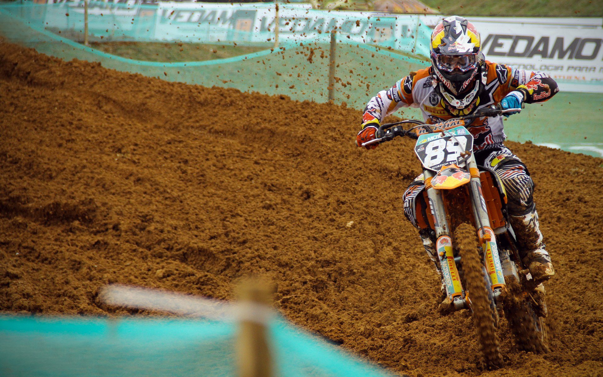 塞恩斯点燃赛场，阿斯顿马丁横扫索伯，一场技术与勇气的双重胜利