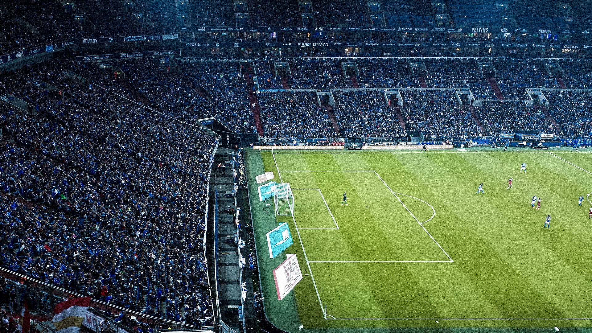 赛道上的毫厘之争，维斯塔潘高光助迈凯伦险胜雷诺